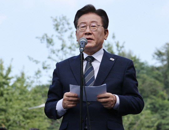 이재명 더불어민주당 대표가 17일 서울 서초구 서울중앙지검 앞에서 백현동 특혜개발 의혹과 관련한 조사를 받기 전 입장을 밝히고 있다. 연합뉴스