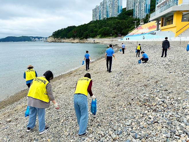 삼진어묵-해양경찰청 플로깅 활동. [사진=삼진어묵]