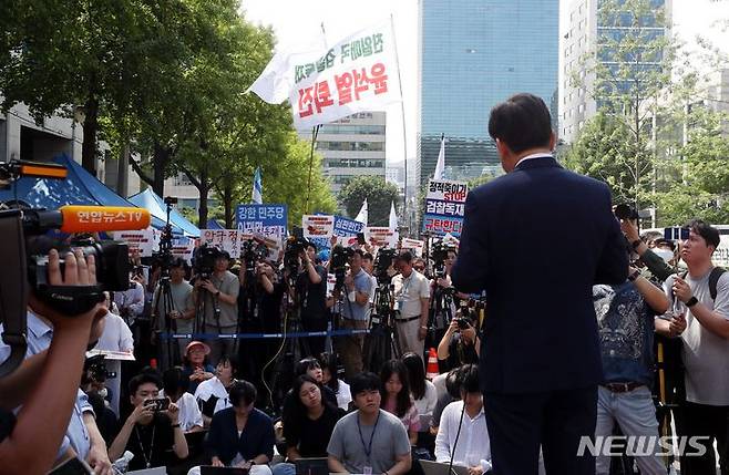 [서울=뉴시스] 조성봉 기자= '백현동 특혜 의혹'과 관련해 특경법상 배임 혐의를 받고 있는 이재명 더불어민주당 대표가 17일 오전 서울 서초구 서울중앙지검에 출석하기 전 지지자들에게 입장 발표를 하고 있다.  2023.08.17. suncho21@newsis.com