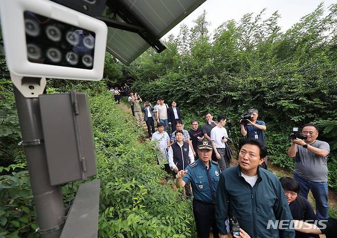 [서울=뉴시스] 정병혁 기자 = 오세훈 서울시장이 18일 서울 관악구 신림동의 한 산속 둘레길에서 발생한 성폭행 사건현장을 찾아 CCTV 위치를 살펴보고 있다. (공동취재사진) 2023.08.18. photo@newsis.com