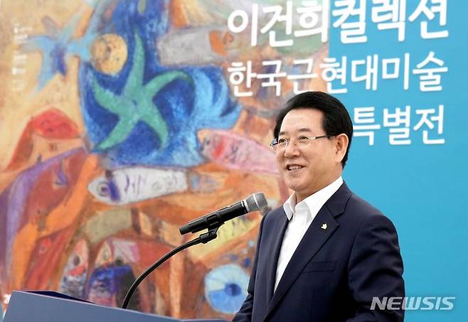 [광양=뉴시스] 이창우 기자=김영록 전남도지사가 18일 오후 광양시 전남도립미술관에서 개최된 이건희 컬렉션 오프닝 행사에서 인사말을 하고 있다.  (사진=전남도 제공) 2023.08.18. photo@newsis.com