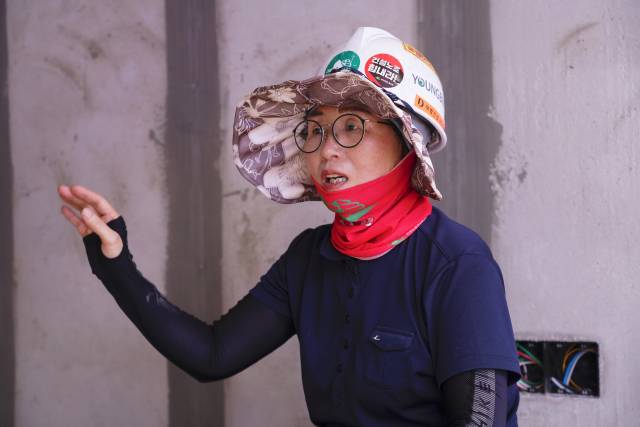 ▲건설 현장에서 '먹매김' 노동을 하는 김혜숙 씨를 만났다. '먹매김'은 콘크리트 바닥에 먹실을 튕겨 도면을 그리는 일로 건설 현장의 기초가 되는 일을 말한다. ⓒ프레시안(박정연)