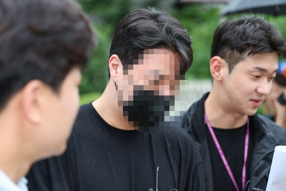 영장심사 마친 ‘압구정 롤스로이스’ 약물운전 혐의 신모씨 - 약물을 복용한 채 운전하다가 사고를 내 행인을 다치게 한 혐의를 받는 신모씨가 11일 서울 서초구 서울중앙지방법원에서 구속 전 피의자 심문(영장실질심사)을 마친 뒤 이동하고 있다. 2023.8.11 연합뉴스