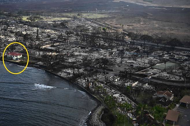 이번 화재에서 멀쩡하게 살아남는 주택이 맨 왼쪽에 보인다. AFP 연합뉴스