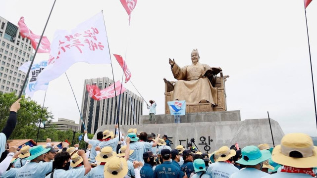 지난 12일 오후 민주노총 조합원들이 광화문광장 세종대왕 동상 앞에서 집회를 열고 있다. 민주노총 제공