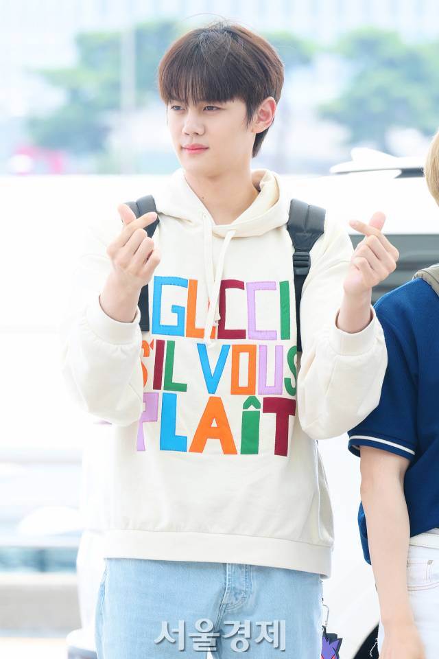 그룹 제로베이스원(ZEROBASEONE) 김규빈이 18일 오후 ‘케이콘 LA 2023(KCON LA 2023)’ 공연 참석 차 인천국제공항 제1여객터미널을 통해 미국 로스앤젤레스로 출국하고 있다. 김규빈 기자