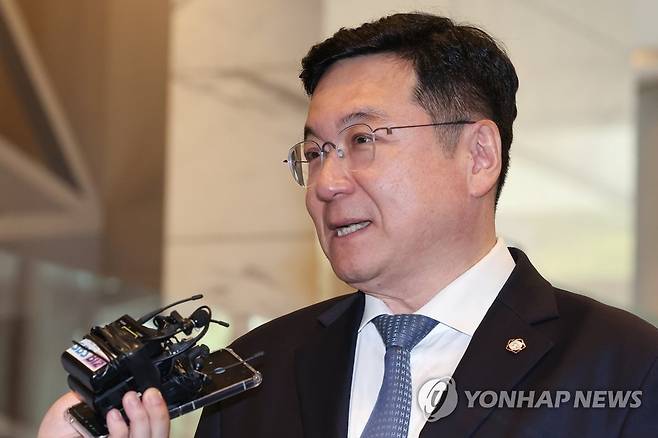 취재진 질문에 답하는 이찬희 삼성 준법감시위원장 [연합뉴스 자료사진]