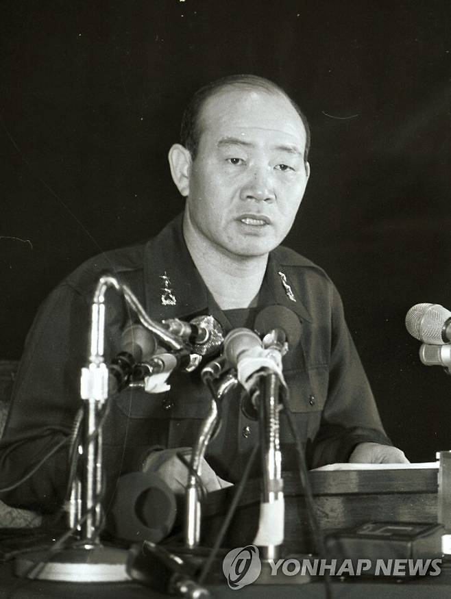 1979년 11월6일 박정희 대통령 시해 사건을 발표하는 전두환 계엄사 합동수사 본부장 [연합뉴스 자료사진]
