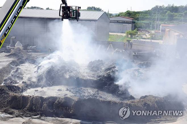 흩날리는 소방 용수 (함평=연합뉴스) 정다움 기자 = 17일 오후 전남 함평군 대동면 한 알루미늄 공장 야적장에서 소방 당국이 13일째 화재 진화 작업을 하고 있다. 2023.8.17 daum@yna.co.kr