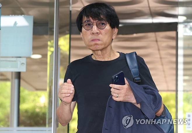 1심 선고 공판 출석하는 임옥상 화백 (서울=연합뉴스) 김성민 기자 = 강제추행 혐의를 받는 '1세대 민중미술작가' 임옥상 화백이 17일 오전 서울 서초구 서울중앙지방법원에서 열린 1심 선고 공판에 출석하고 있다. 2023.8.17 ksm7976@yna.co.kr