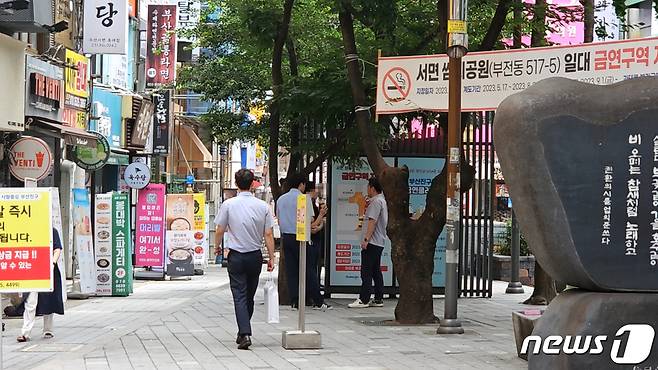 16일 오후  부산 부산진구 쌈지공원 일대에서 흡연자들이 담배를 피고 있다..2023.08.16/박상아 기자