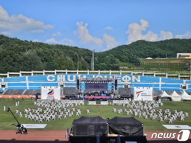 강원·춘천세계태권도문화축제 개막식이 열린 19일 강원 춘천 송암 스포츠타운 주 경기장에서 어린이태권도 시범단이 공연을 펼치고 있다.2023.8.19 한귀섭 기자