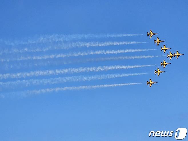 강원·춘천세계태권도문화축제 개막식이 열린 19일 강원 춘천 송암 스포츠타운 주 경기장 일대 상공에서 공군 '블랙이글스'가 축하 비행을 하고 있다.2023.8.19/뉴스1 ⓒ News1 한귀섭 기자