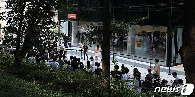 국내 첫 슈프림 매장 오픈날인 19일 서울 강남구 '슈프림 도산(Supreme 도산)' 앞에서 온라인 사전 예약에 성공한 시민들이 매장에 들어가기 위해 대기하고 있다. 2023.8.19/뉴스1 ⓒ News1 박지혜 기자