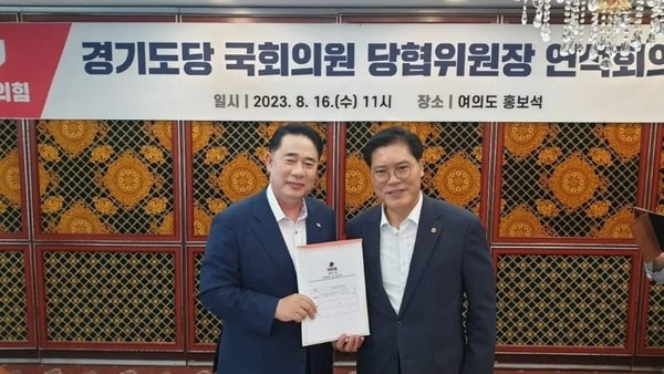 한길룡 당협위원장 송석준 경기도도당 위원장에게 지역현안 건의문 전달후 기념촬영 모습(사진제공=한길룡사무실)