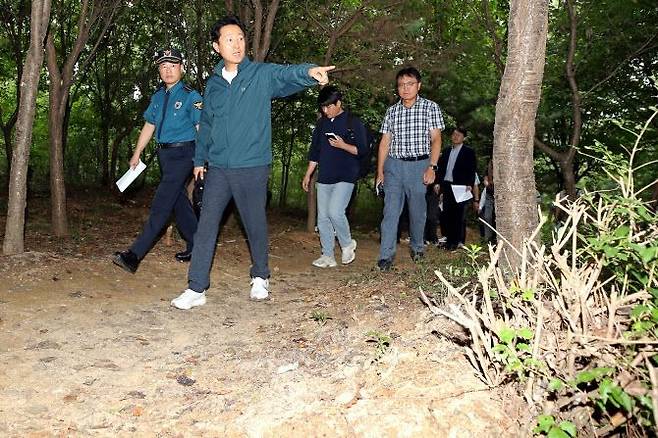 오세훈 시장이 18일 오후 전날 발생한 서울 관악구 신림동 둘레길 대낮 강간사건 현장을 찾아 범죄 취약 구조 등을 살펴보고 있다. (사진 연합뉴스)