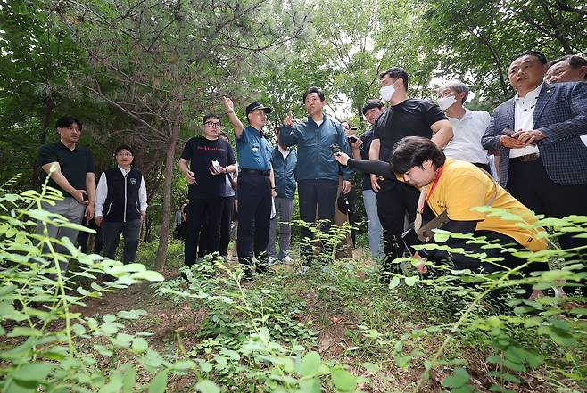 오세훈 서울시장과 박민영 관악경찰서장이 18일 서울 관악구 신림동의 한 산속 등산로에서 발생한 성폭행 사건현장을 찾아 현장을 살펴보고 있다. /뉴시스