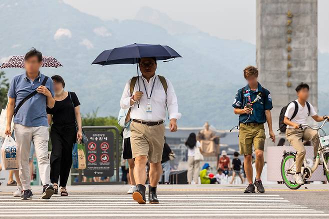 양산을 쓰니 훨씬 덜 더웠다. 장화를 신으니 갑자기 비가 쏟아져도 걱정이 없었다. 반바지는 밖에선 아무도 신경 쓰지 않았지만, 회사에 들어가니 모두의 눈길이 쏠려 불편했다. /이경호 영상미디어 기자
