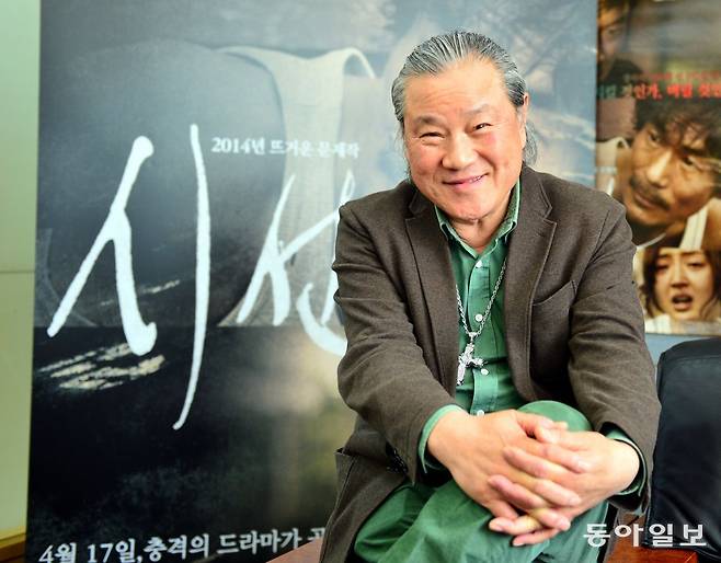 2014년 4월 ‘사선’ 개봉을 앞두고 시사회 때의 이 감독. 이틀 후 세월호 사고가 터지는 등 악재가 겹치면서 흥행 참패를 겪고 이 감독은 긴 슬럼프에 빠졌었다. 동아 DB