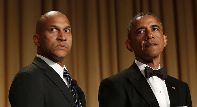2015년 백악관 기자단 만찬에 분노 통역자(왼쪽)와 함께 등장한 버락 오바마 대통령. 백악관 홈페이지
