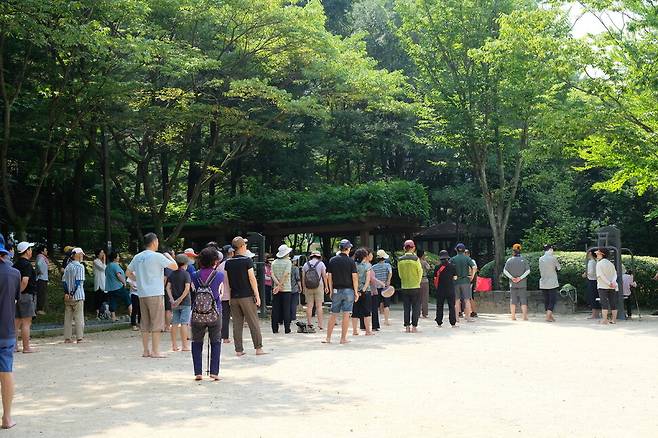 지난 7월29일 서울 강남구 대모산 한솔공원에서 시민들이 맨발걷기 전 주의사항을 듣고 있다. 유해강 제공