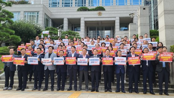 지난 14일 오후 부산 연제구 부산시의회 입구에서 국민의힘 부산 지역 국회의원과 시의원, 구의원 등 50여 명이 더불어민주당 '부산엑스포 망언' 기자회견을 열고 있다. 뉴시스