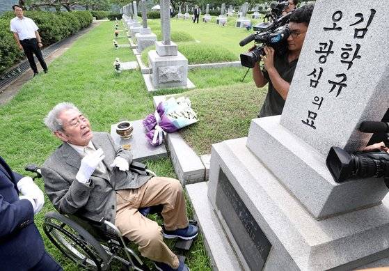 오성규 애국지사가 13일 오후 서울 동작구 서울현충원을 찾아 김학규 광복군 제3지대장 묘소를 살펴보고 있다. 뉴시스