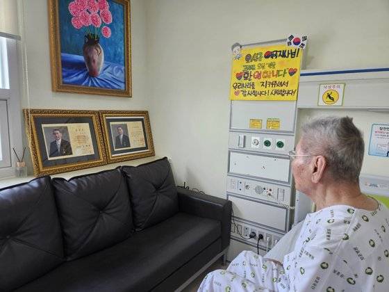 지난 13일 영구 귀국한 오성규 애국지사(100)가 서울중앙보훈병원에서 정밀 진단을 받고 있다. 오 지사의 입원실에 일본에서 가져온 훈장증과 국가유공자증이 나란히 놓여 있었다. 중앙보훈병원