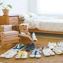 저장 강박: 필요하지 않은 물건까지 버리지 못해 수집하려는 강박 행동