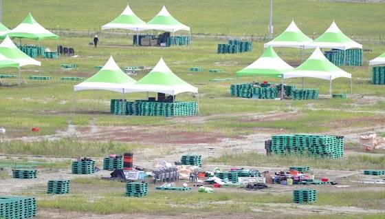 9일 전북 부안군 잼버리 경관 쉼터에서 바라본 '새만금 세계스카우트잼버리' 야영장. 정부의 '전원 조기 철수' 결정으로 전날 156개국 3만7000여 명이 떠나 한산한 모습이다. [뉴스1]