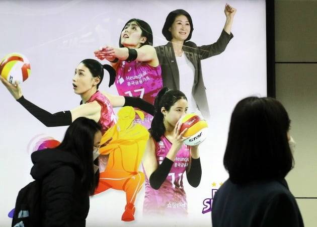 여자프로배구 '쌍둥이 자매' 이재영·이다영의 학교 폭력 논란 이후 징계 수위를 고민하던 흥국생명이 두 명에게 무기한 출전정지 징계를 내렸다. /사진=뉴스1