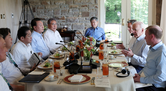 Korean President Yoon Suk Yeol, U.S. President Joe Biden and Japanese Prime Minister Fumio Kishida hold a luncheon meeting with their foreign affairs and security aides during their trilateral summit at Camp David near Thurmont, Maryland, Friday. [JOINT PRESS CORPS]