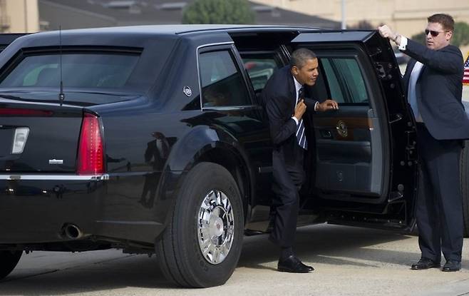 버락 오바마 전 미국 대통령이 방탄 유리로 된 차에서 내리는 모습
