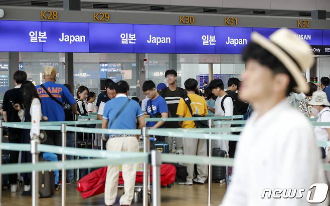 (인천공항=뉴스1) 김도우 기자 = 7일 인천국제공항 제1여객터미널 출국장에서 일본행 여행객들이 출국수속을 기다리고 있다.  이2023.8.7/뉴스1  Copyright (C) 뉴스1. All rights reserved. 무단 전재 및 재배포 금지.