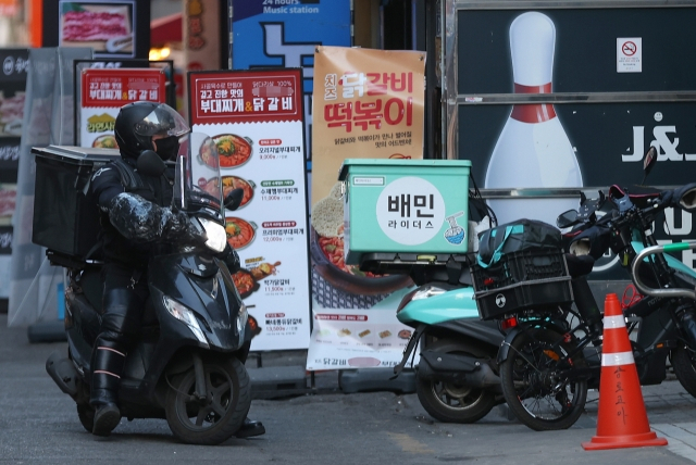 음식을 배달하는 배달 기사 [헤럴드경제DB]