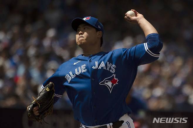 [토론토=AP/뉴시스] 토론토 블루제이스의 류현진이 13일(현지시각) 캐나다 토론토의 로저스 센터에서 열린 2023 메이저리그 시카고 컵스와의 경기 2회 초 투구하고 있다. 류현진은 5이닝 2피안타 2볼넷 2실점(비자책) 3삼진을 기록했고 팀은 11-4로 승리해 444일 만에 선발승을 기록했다. 2023.08.14.