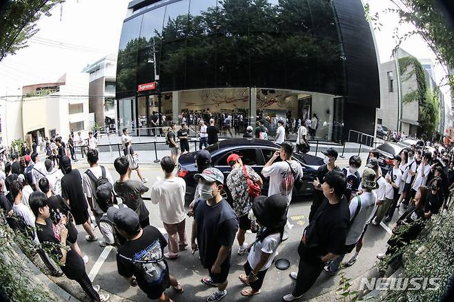 [서울=뉴시스] 김근수 기자 = 국내 첫 슈프림 스토어 오픈날인 19일 오전 서울 강남구 슈프림 도산점 앞에서 시민들이 매장에 들어가기 위해 대기하고 있다. 2023.08.19. ks@newsis.com