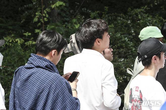 [서울=뉴시스] 김근수 기자 = 국내 첫 슈프림 스토어 오픈날인 19일 오전 서울 강남구 슈프림 도산점 앞에서 시민들이 매장에 들어가기 위해 대기하고 있다. 2023.08.19. ks@newsis.com