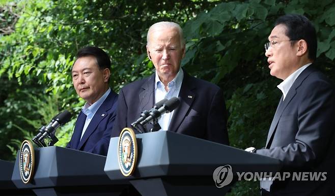 기시다 일본 총리 발언 듣는 윤석열 대통령 (캠프 데이비드=연합뉴스) 진성철 기자 = 윤석열 대통령이 18일(현지시간) 워싱턴DC 인근 미국 대통령 별장인 캠프 데이비드에서 열린 한미일 정상 공동기자회견에서 기시다 후미오 일본 총리의 발언을 듣고 있다. 2023.8.19 zjin@yna.co.kr