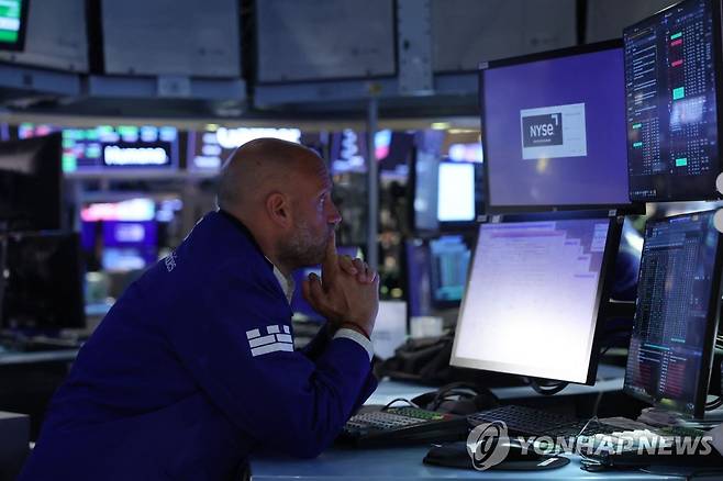 NYSE 입회장에서 일하는 트레이더의 모습 [연합뉴스 자료사진]