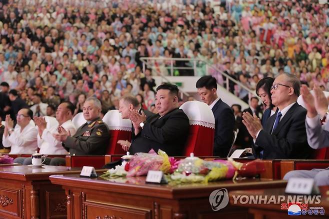 김정은, 중국·러시아 방문단과 나란히 '전승절' 기념공연 관람 [연합뉴스 자료사진]