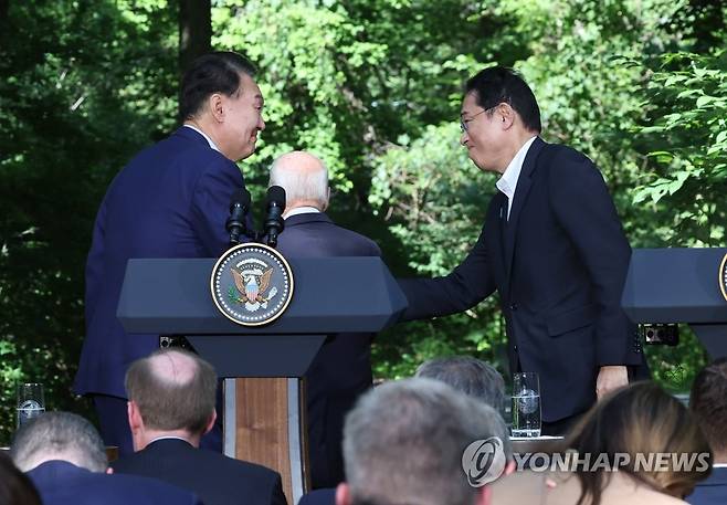 공동기자회견 마치고 악수하는 한일 정상 (캠프 데이비드=연합뉴스) 진성철 기자 = 윤석열 대통령과 기시다 후미오 일본 총리가 18일(현지시간) 워싱턴DC 인근 미국 대통령 별장인 캠프 데이비드에서 한미일 정상 공동기자회견을 마친 뒤 악수하고 있다. 2023.8.19 zjin@yna.co.kr