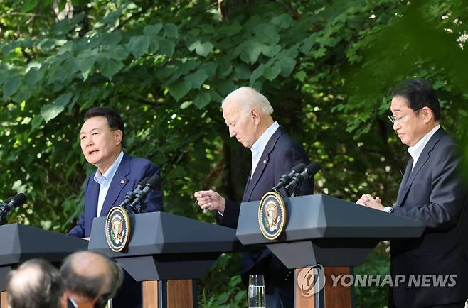 캠프 데이비드 공동기자회견 발언하는 윤석열 대통령 (캠프 데이비드=연합뉴스) 진성철 기자 = 윤석열 대통령이 18일(현지시간) 워싱턴DC 인근 미국 대통령 별장인 캠프 데이비드에서 열린 한미일 정상 공동기자회견에서 발언하고 있다. 왼쪽부터 윤 대통령, 바이든 미 대통령, 기시다 후미오 일본 총리. 2023.8.19 zjin@yna.co.kr