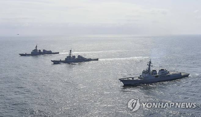 한미일, 해상 미사일 방어훈련 실시 (서울=연합뉴스) 한·미 해군과 일본 해상자위대 이지스구축함이 17일 동해 공해상에서 고도화되고 있는 북한의 핵·미사일 위협에 대응하기 위한 한미일 해상 미사일 방어훈련을 하고 있다.
    훈련은 북한의 탄도미사일 도발 상황을 상정해 가상의 탄도미사일 표적을 생성하여 탐지, 추적, 정보공유 등 대응하는 절차에 숙달하는 데 중점을 두고 실시하였다. 사진은 오른쪽부터 율곡이이함, 벤폴드함, 아타고함. 2023.4.17 [해군 제공. 재판매 및 DB 금지] photo@yna.co.kr