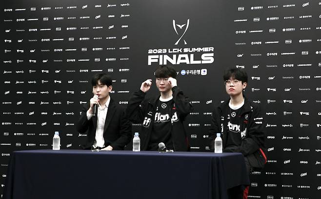 LCK 서머 결승 진출 확정 후 인터뷰하는 T1     (대전=연합뉴스) 김주환 기자 = 19일 대전 유성구 대전컨벤션센터 제2전시장에서 열린 2023 LCK 서머 최종 결승 진출전(준결승전)에서 KT를 상대로 승리한 T1이 질문에 답하고 있다. 
    왼쪽부터 임재현 감독 대행, '페이커' 이상혁, '제우스' 최우제. 2023.8.19 jujuk@yna.co.kr