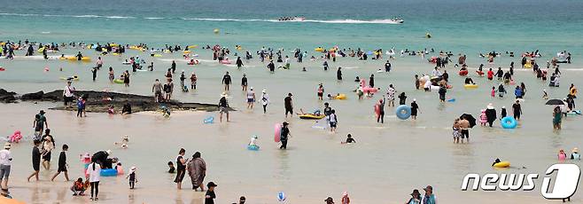 제주도 동·서·북부에 폭염주의보가 발효 중인 13일 오후 제주시 한림읍 협재해수욕장에서 피서객들이 물놀이를 즐기고 있다.2023.8.13/뉴스1 ⓒ News1 오미란 기자