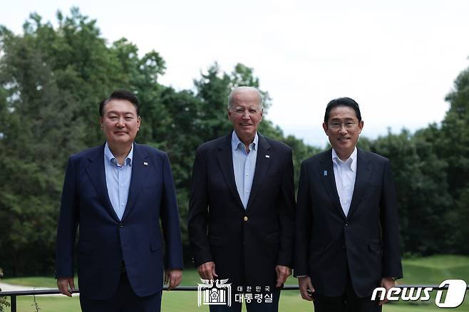 윤석열 대통령과 조 바이든 미국 대통령, 기시다 후미오 일본 총리가 18일(현지시간) 미국 워싱턴DC 인근 대통령 별장인 캠프 데이비드에서 열린 한미일 정상 오찬에 팡서 기념촬영을 하고 있다. (대통령실 홈페이지) 2023.8.18/뉴스1 ⓒ News1 오대일 기자