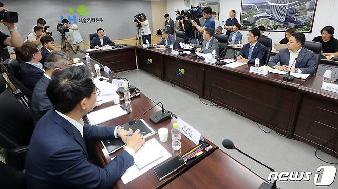 원희룡 국토교통부 장관이 20일 오후 강남구 LH(한국토지주택공사) 서울지역본부에서 열린 LH 용역 전관카르텔 혁파 관련 긴급회의에서 모두발언을 하고 있다. 2023.8.20/뉴스1 ⓒ News1 박세연 기자