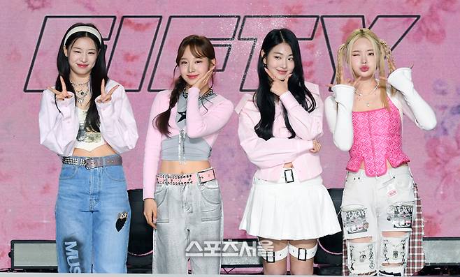 그룹 피프티 피프티 (FIFYT FIFTY)가 지난 4월 13일 서울 강남구 일지아트홀에서 진행된 기자간담회에서 취재진을 향해 포즈를 취하고 있다. 왼쪽부터 시오, 새나, 아란, 키나. 사진 | 박진업기자 upandup@sportsseoul.com