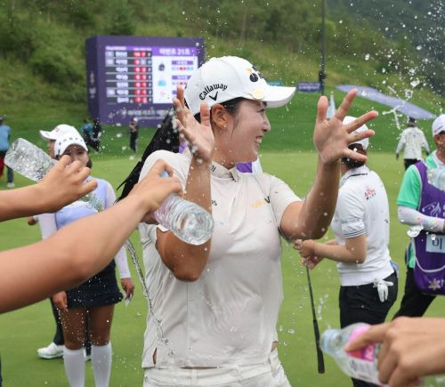 한진선이 하이원리조트 여자오픈에서 2연패를 달성한 뒤 축하 물 세례를 받고 있다.[사진제공=KLPGA]